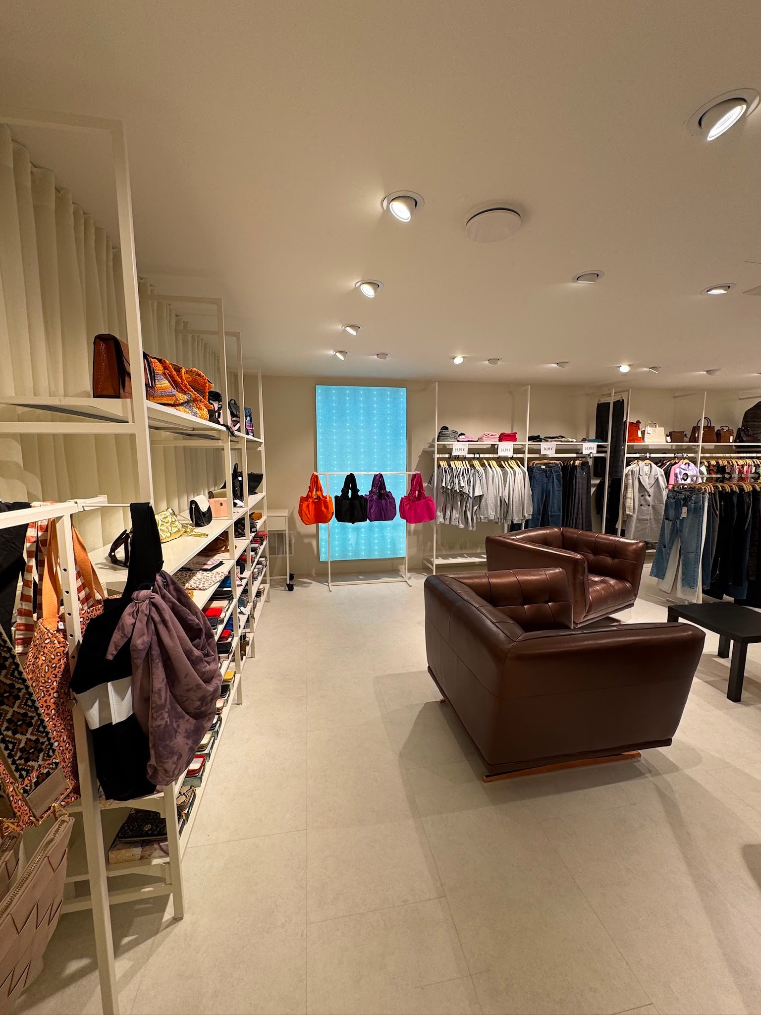 Laden-Innenansicht mit Taschen und Accessoires